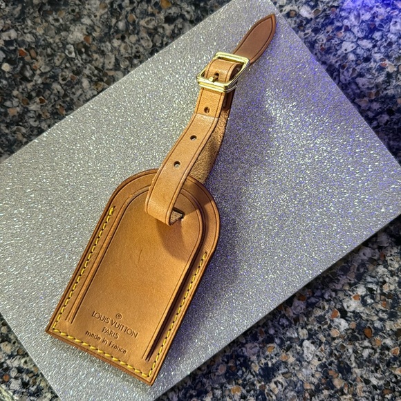 LOUIS VUITTON luggage tag 🏷️ - Picture 3 of 5